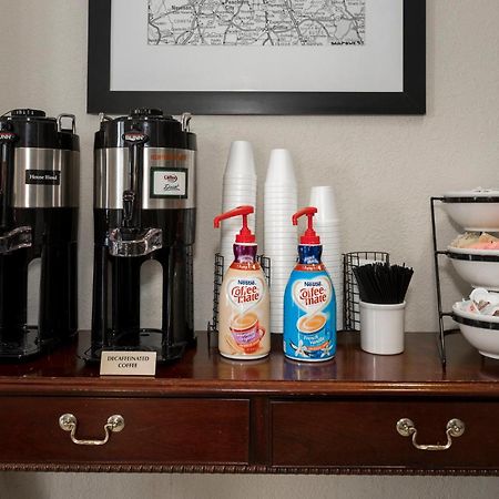 Red Roof Inn & Suites Ньюнен Экстерьер фото