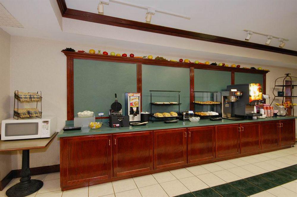 Red Roof Inn & Suites Ньюнен Экстерьер фото