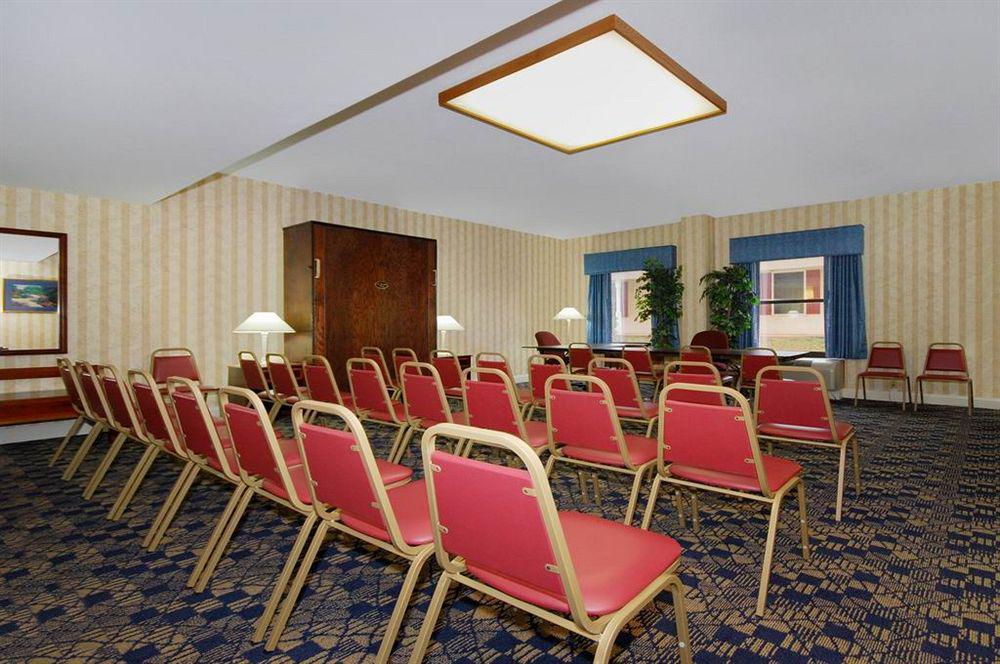 Red Roof Inn & Suites Ньюнен Экстерьер фото