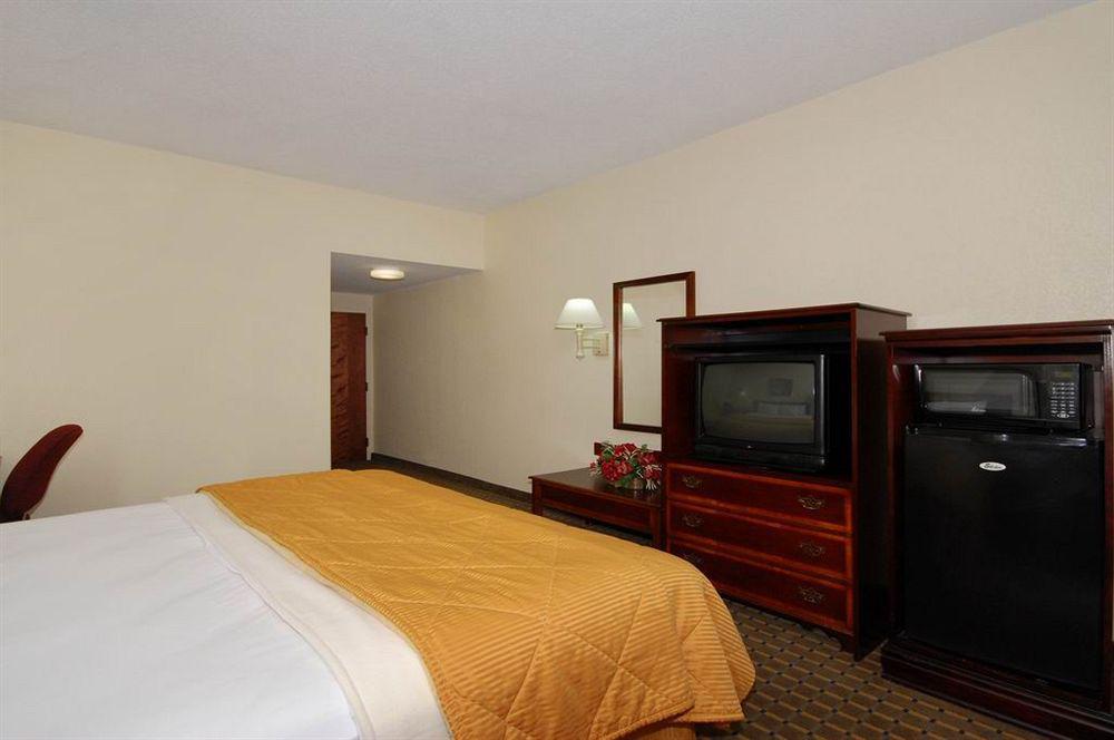 Red Roof Inn & Suites Ньюнен Экстерьер фото