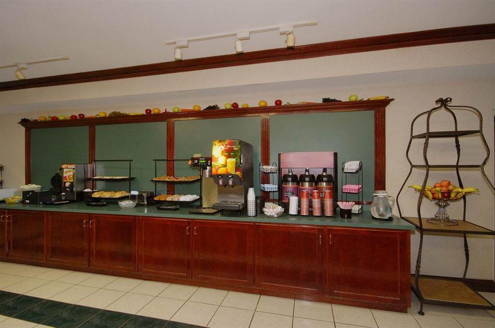 Red Roof Inn & Suites Ньюнен Экстерьер фото