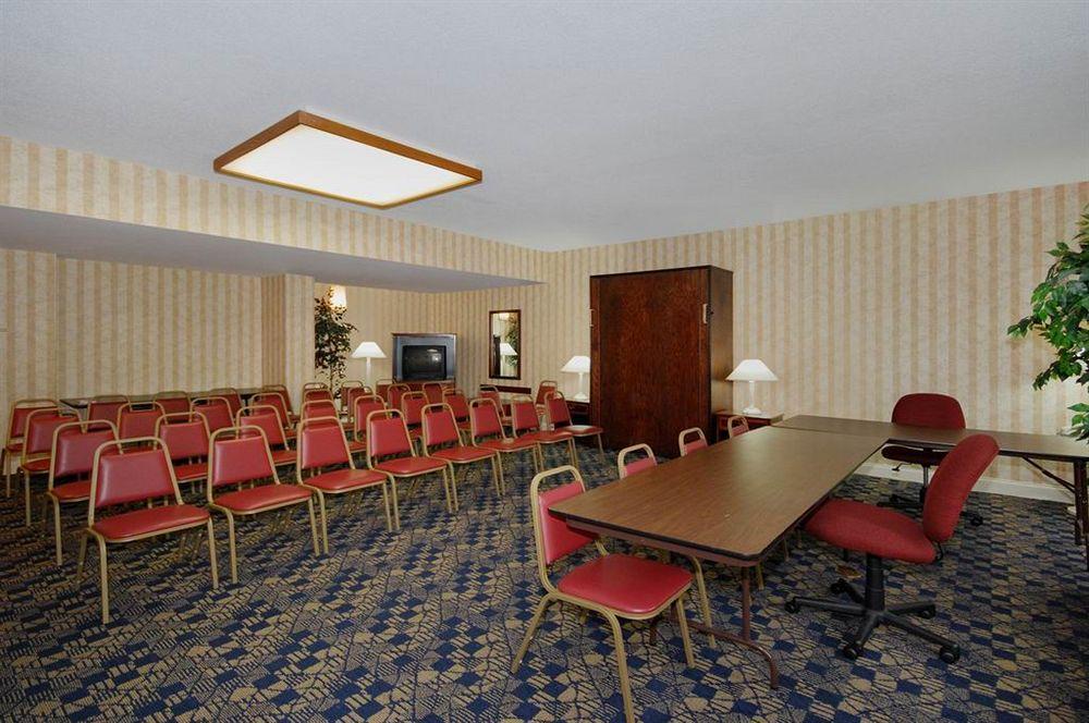Red Roof Inn & Suites Ньюнен Экстерьер фото