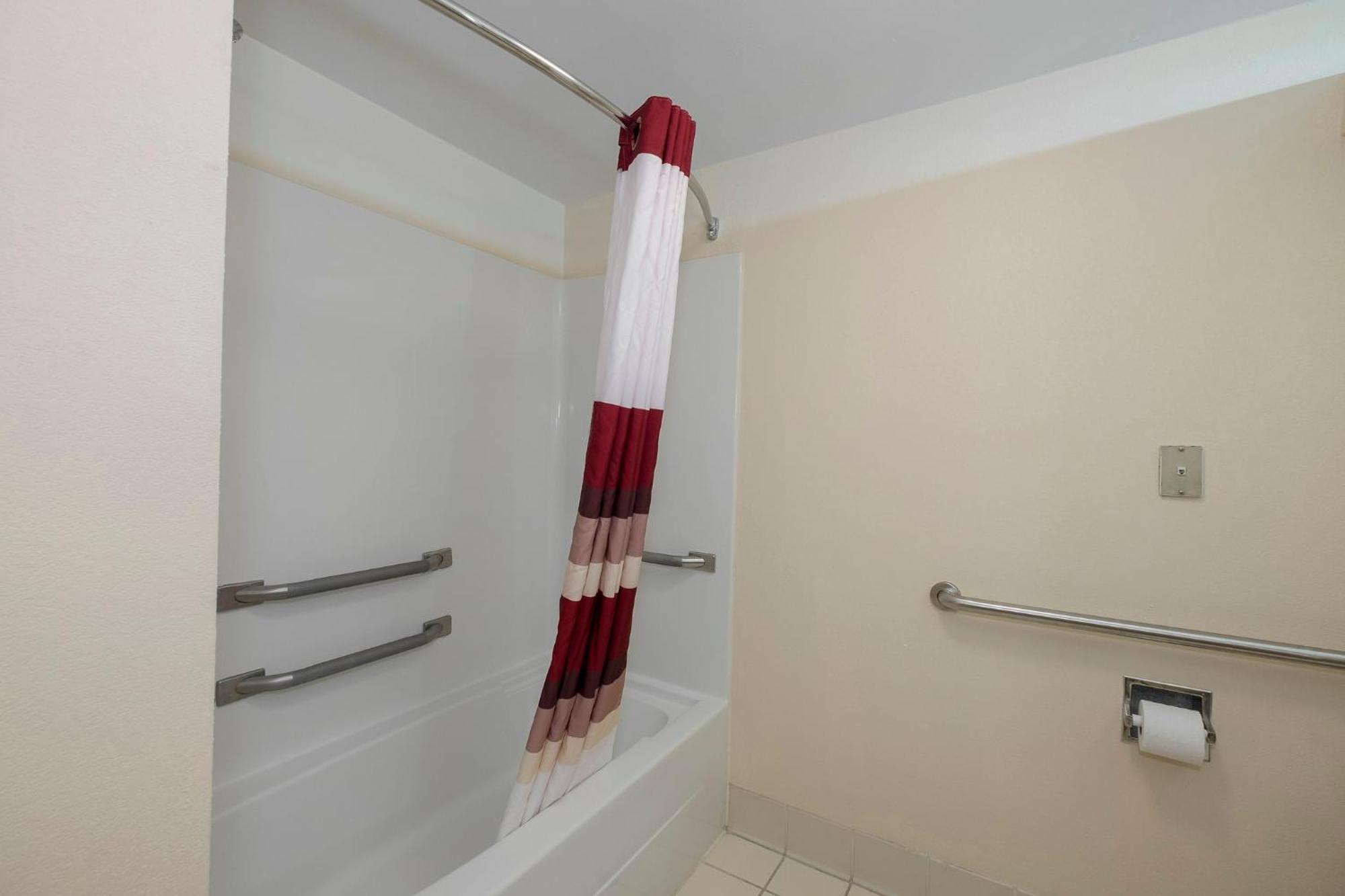 Red Roof Inn & Suites Ньюнен Экстерьер фото