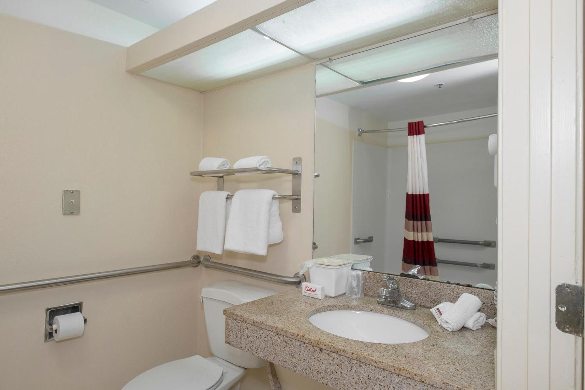 Red Roof Inn & Suites Ньюнен Экстерьер фото