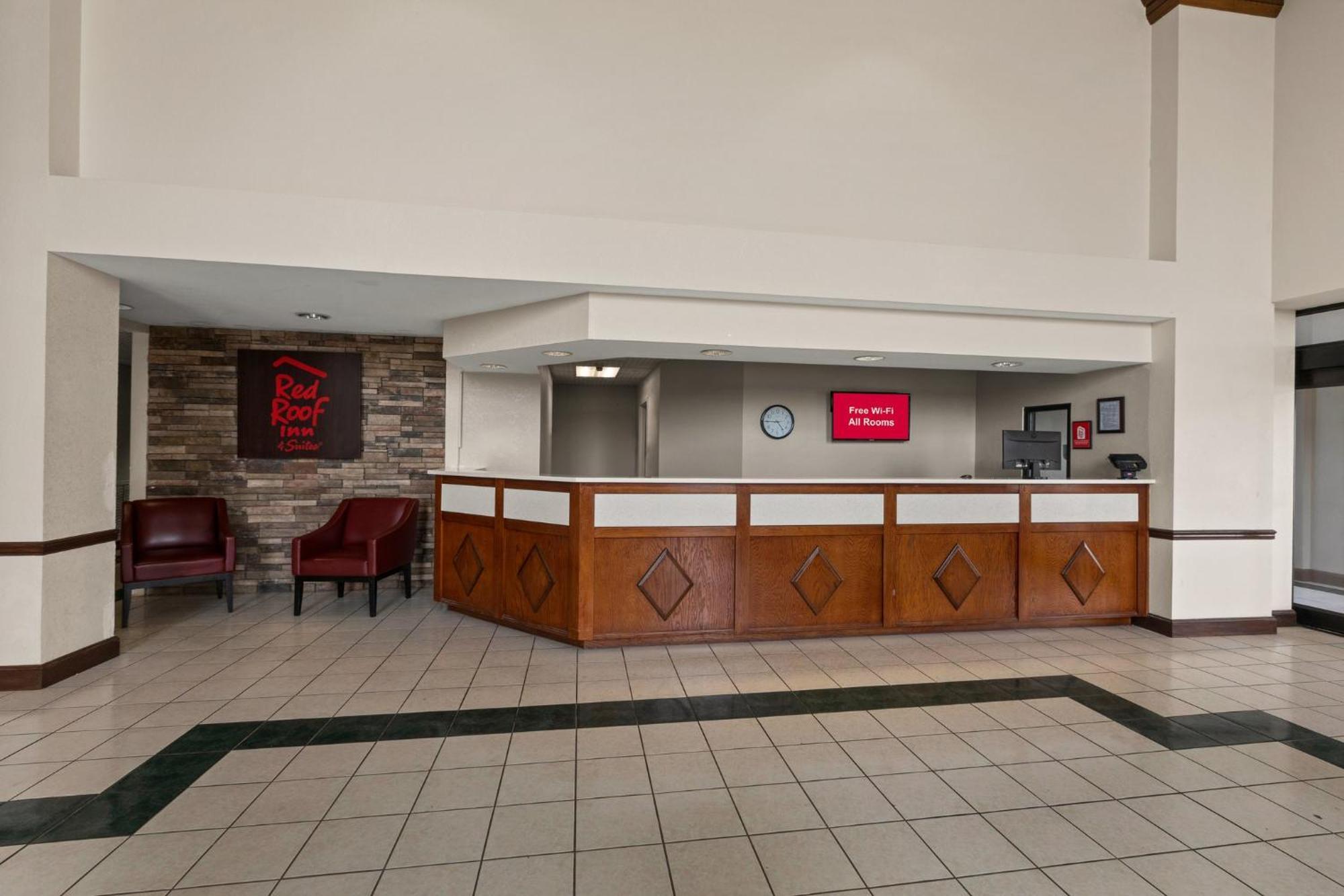 Red Roof Inn & Suites Ньюнен Экстерьер фото