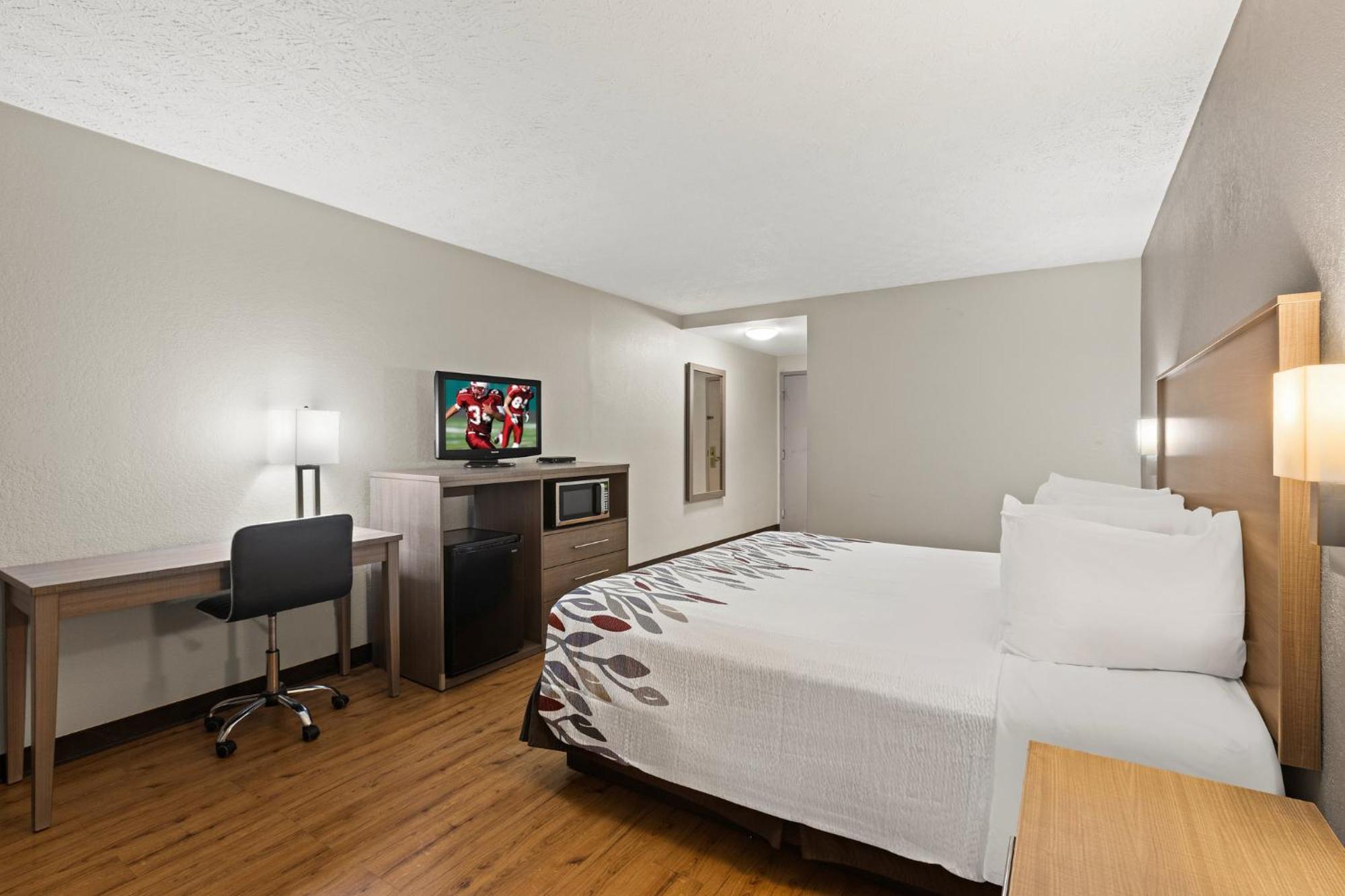 Red Roof Inn & Suites Ньюнен Экстерьер фото