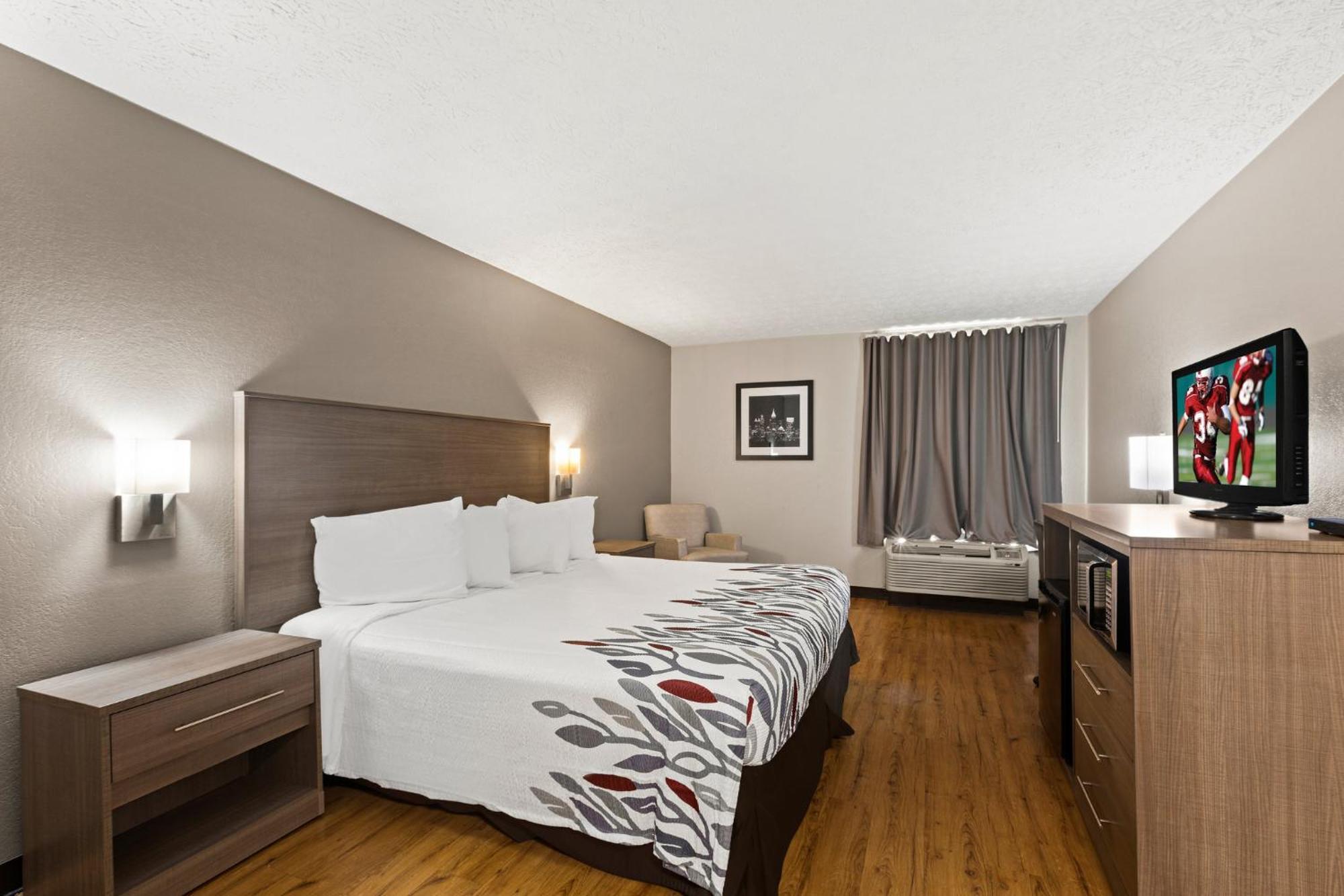 Red Roof Inn & Suites Ньюнен Экстерьер фото