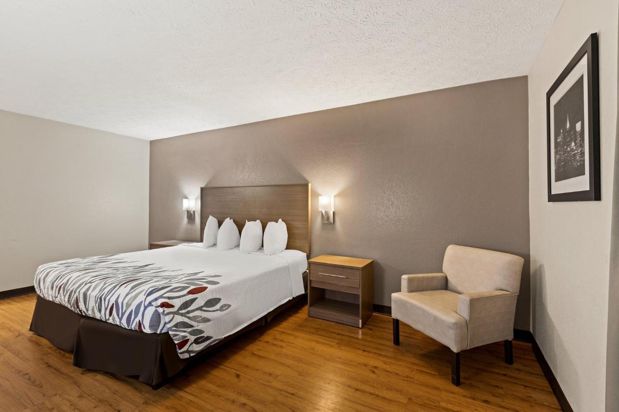 Red Roof Inn & Suites Ньюнен Экстерьер фото