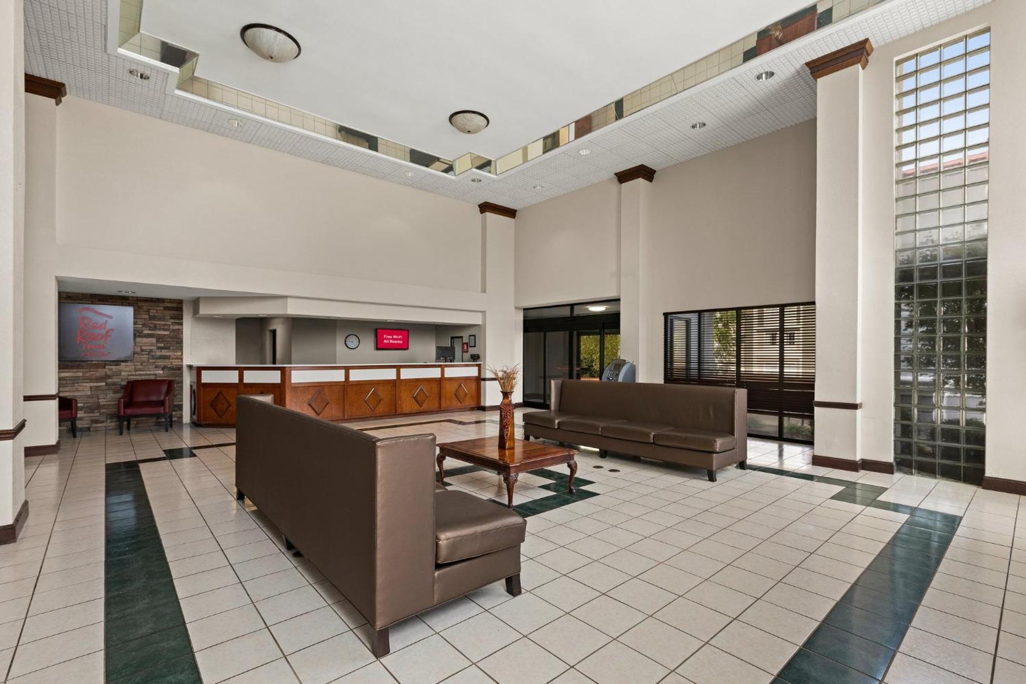 Red Roof Inn & Suites Ньюнен Экстерьер фото