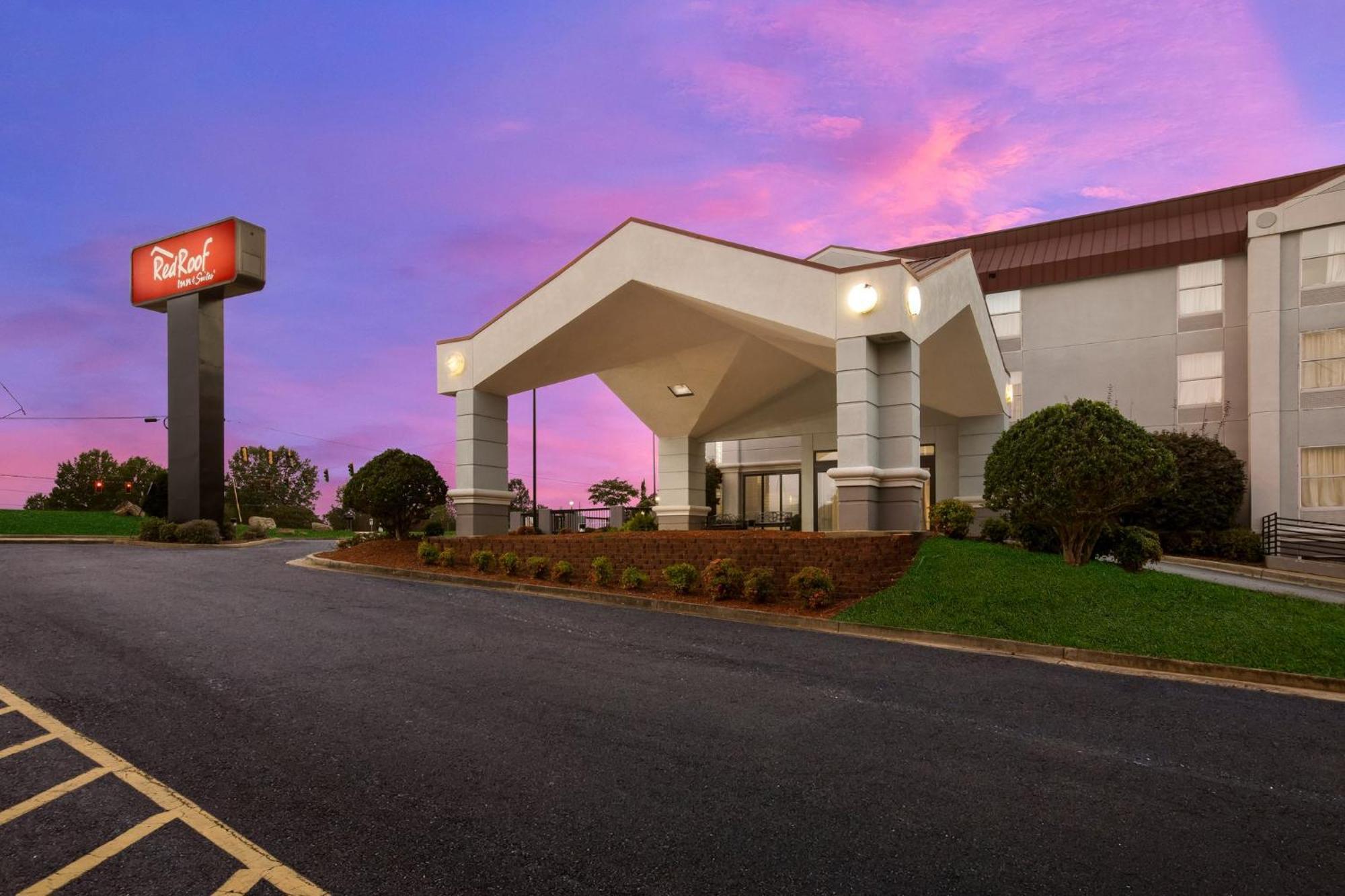 Red Roof Inn & Suites Ньюнен Экстерьер фото