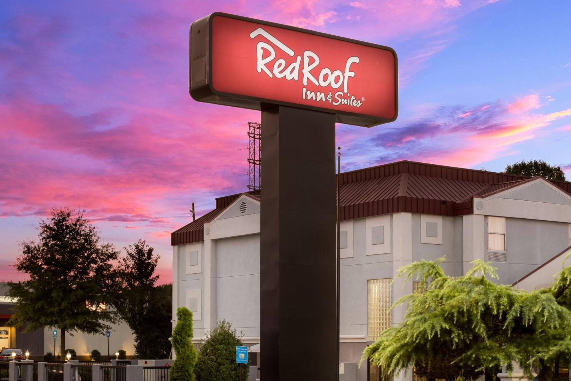 Red Roof Inn & Suites Ньюнен Экстерьер фото