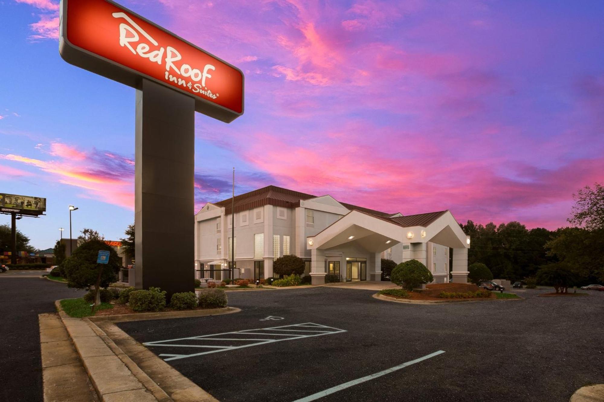 Red Roof Inn & Suites Ньюнен Экстерьер фото