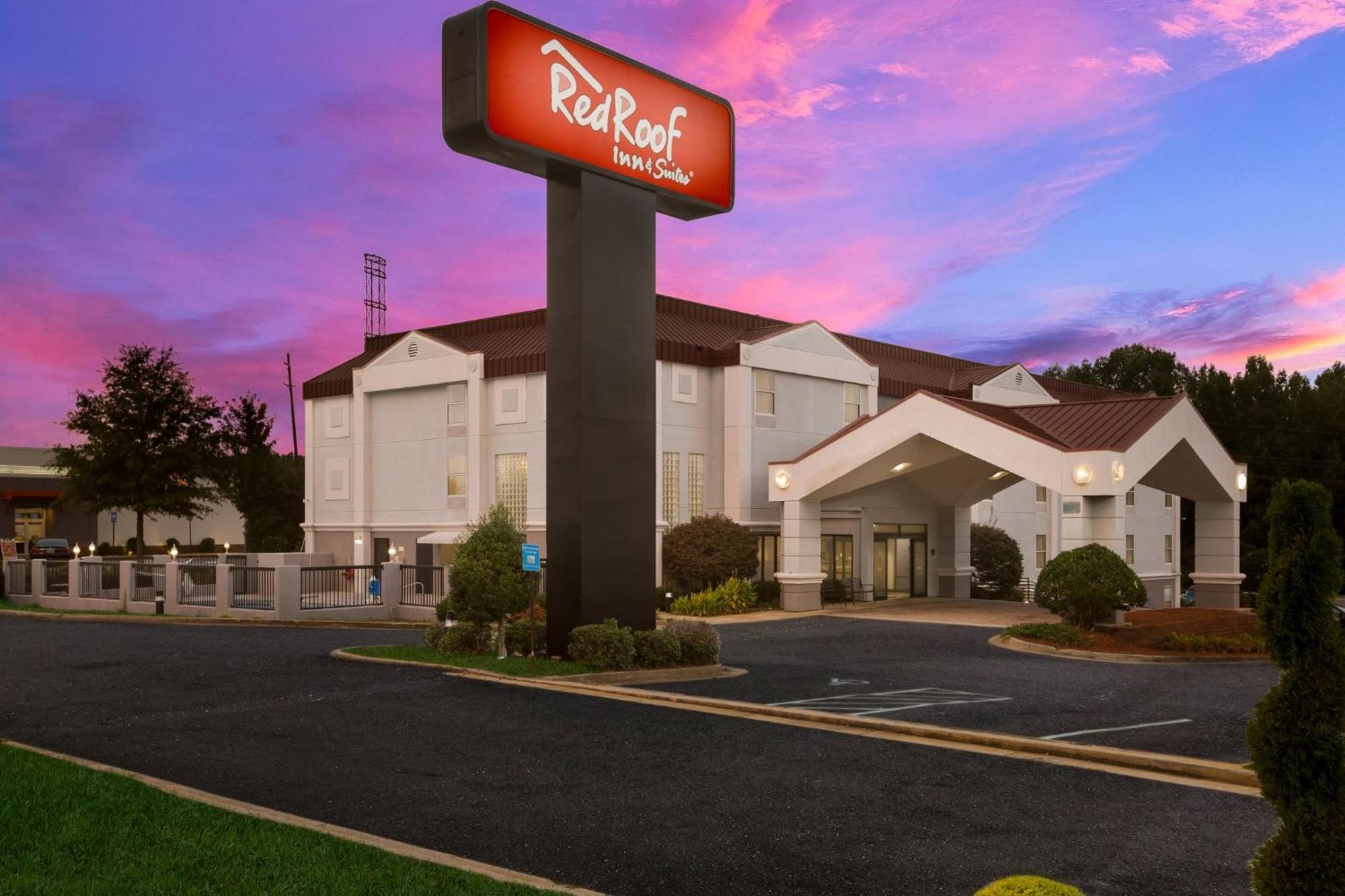 Red Roof Inn & Suites Ньюнен Экстерьер фото
