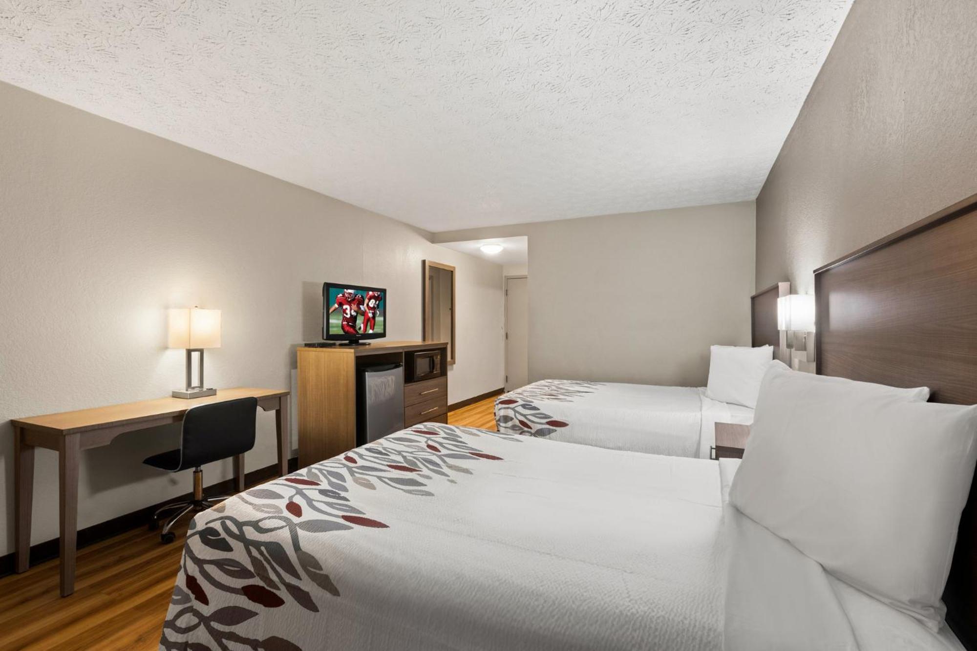 Red Roof Inn & Suites Ньюнен Экстерьер фото