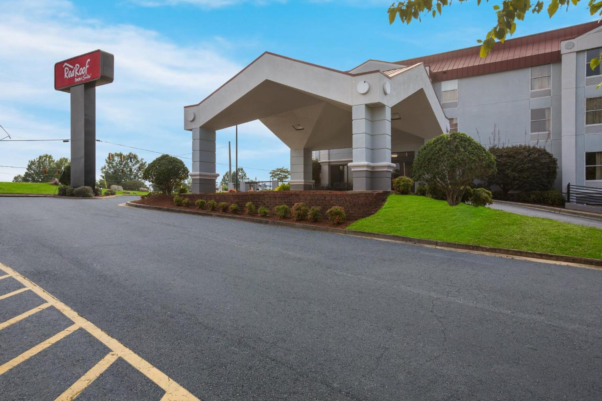 Red Roof Inn & Suites Ньюнен Экстерьер фото