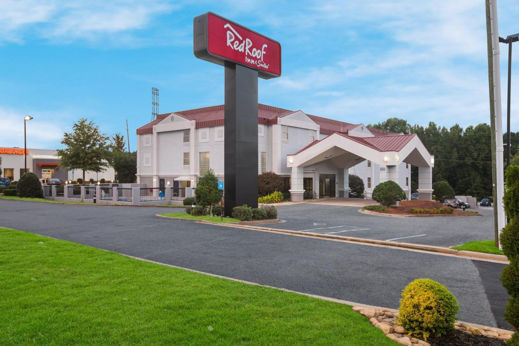 Red Roof Inn & Suites Ньюнен Экстерьер фото