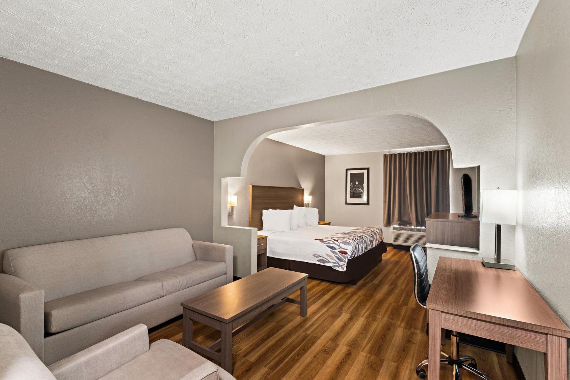 Red Roof Inn & Suites Ньюнен Экстерьер фото