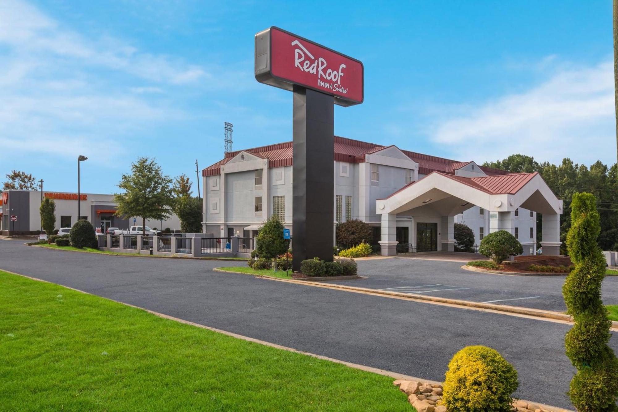 Red Roof Inn & Suites Ньюнен Экстерьер фото