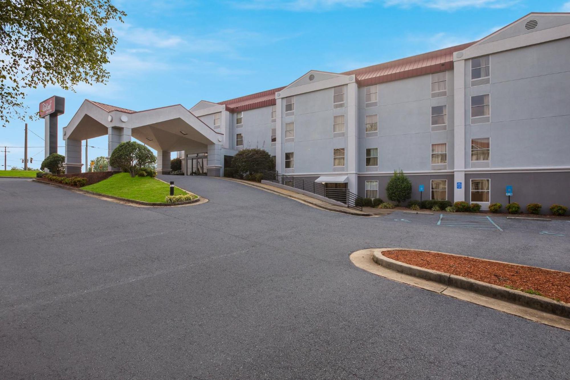 Red Roof Inn & Suites Ньюнен Экстерьер фото