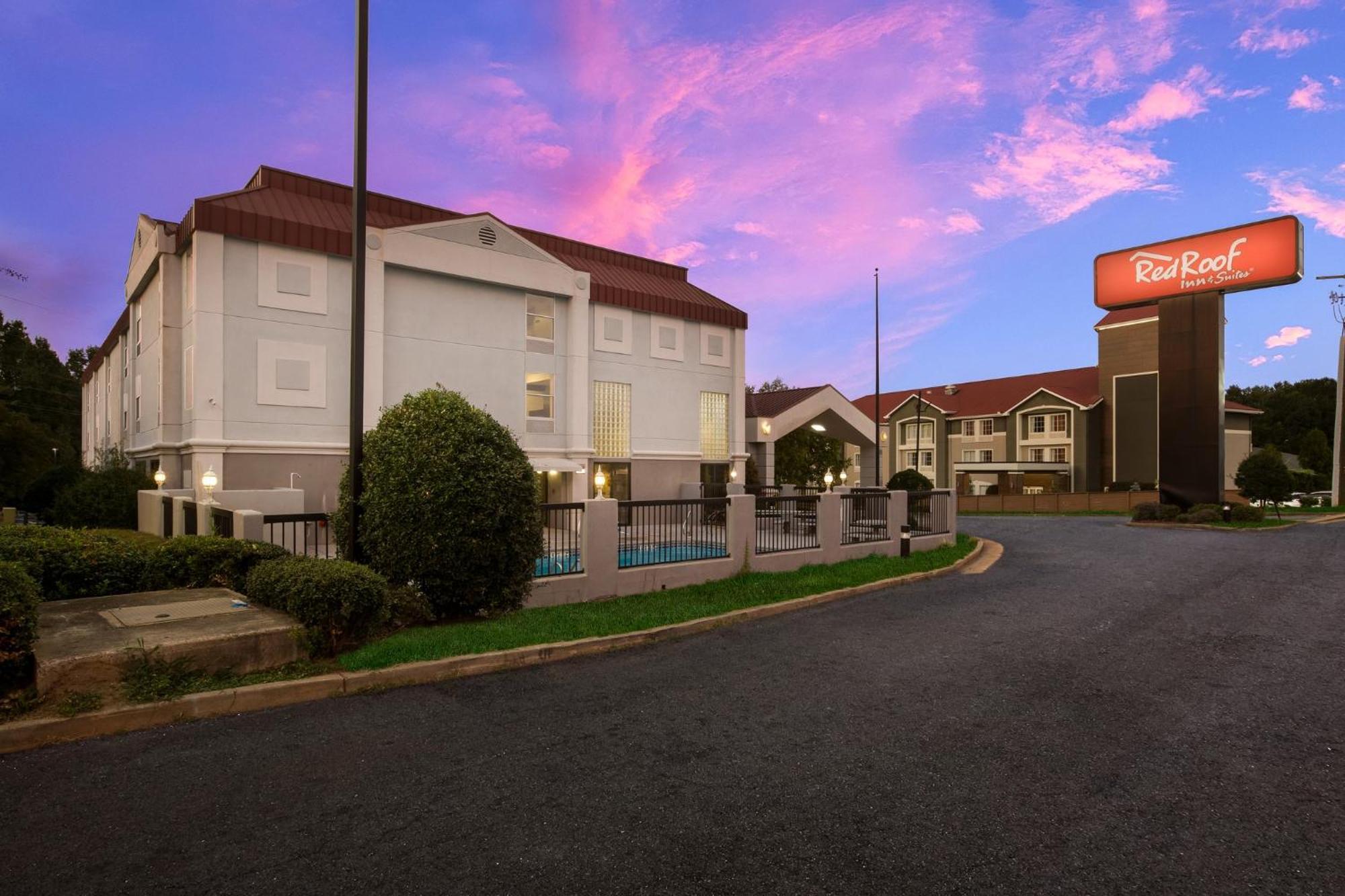 Red Roof Inn & Suites Ньюнен Экстерьер фото