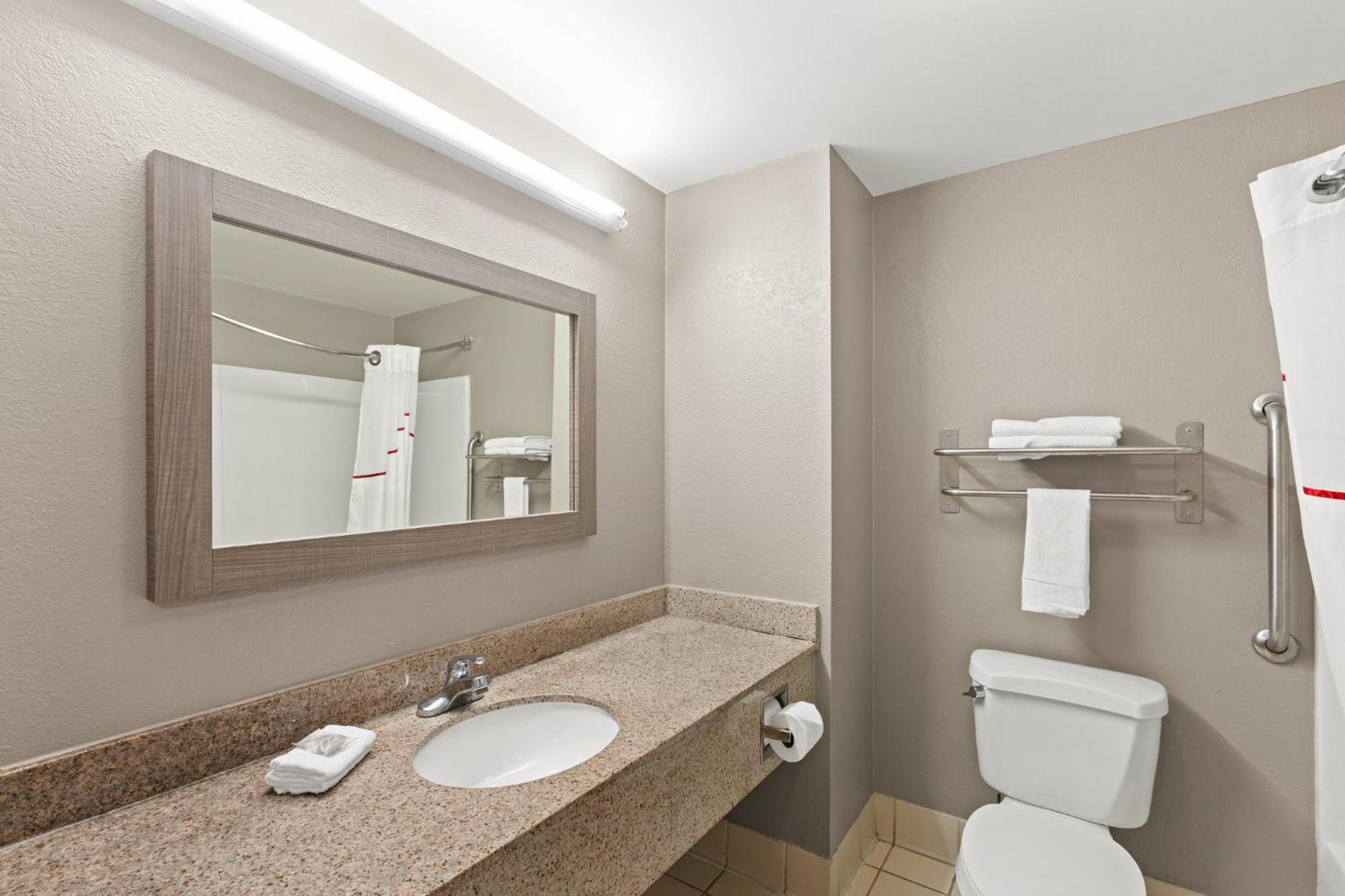 Red Roof Inn & Suites Ньюнен Экстерьер фото