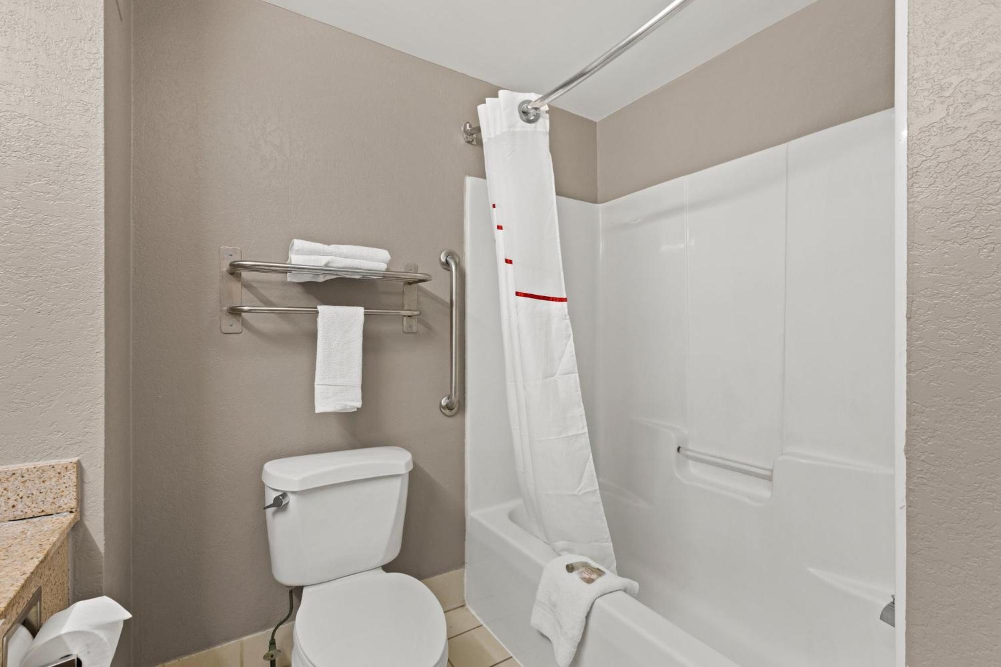 Red Roof Inn & Suites Ньюнен Экстерьер фото