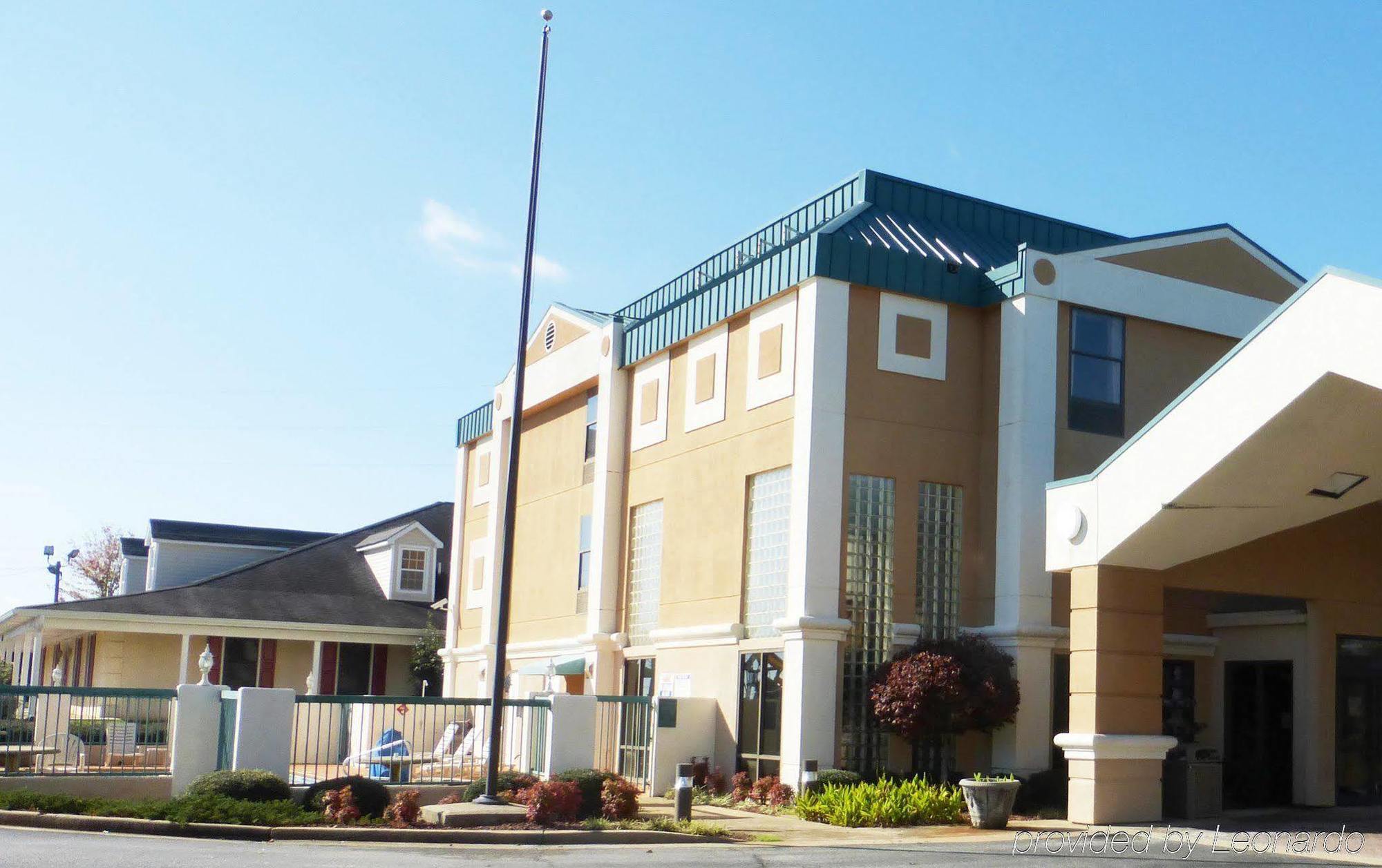 Red Roof Inn & Suites Ньюнен Экстерьер фото