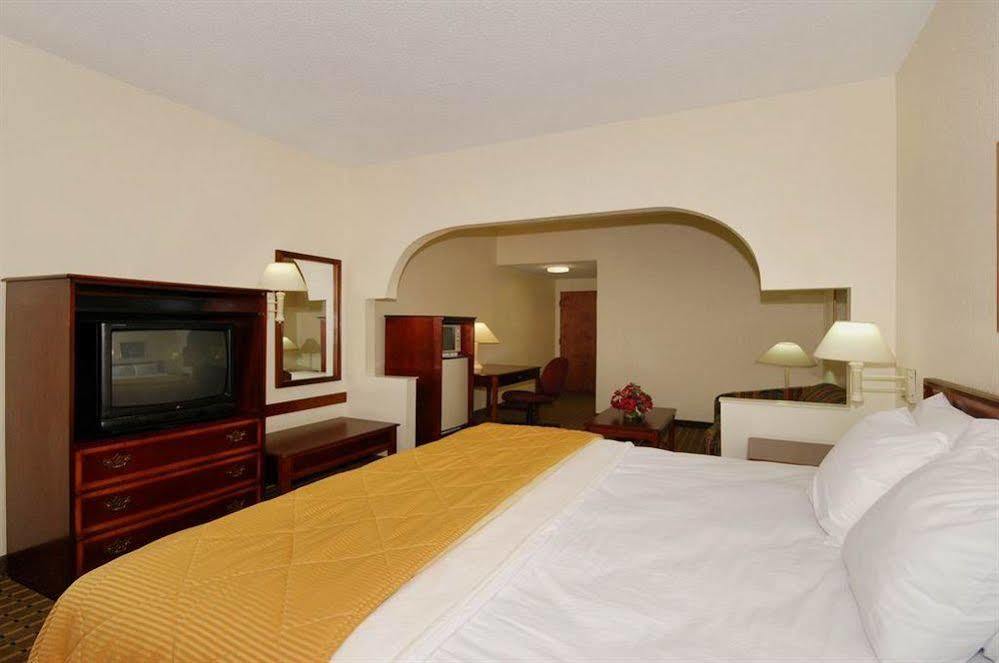 Red Roof Inn & Suites Ньюнен Экстерьер фото