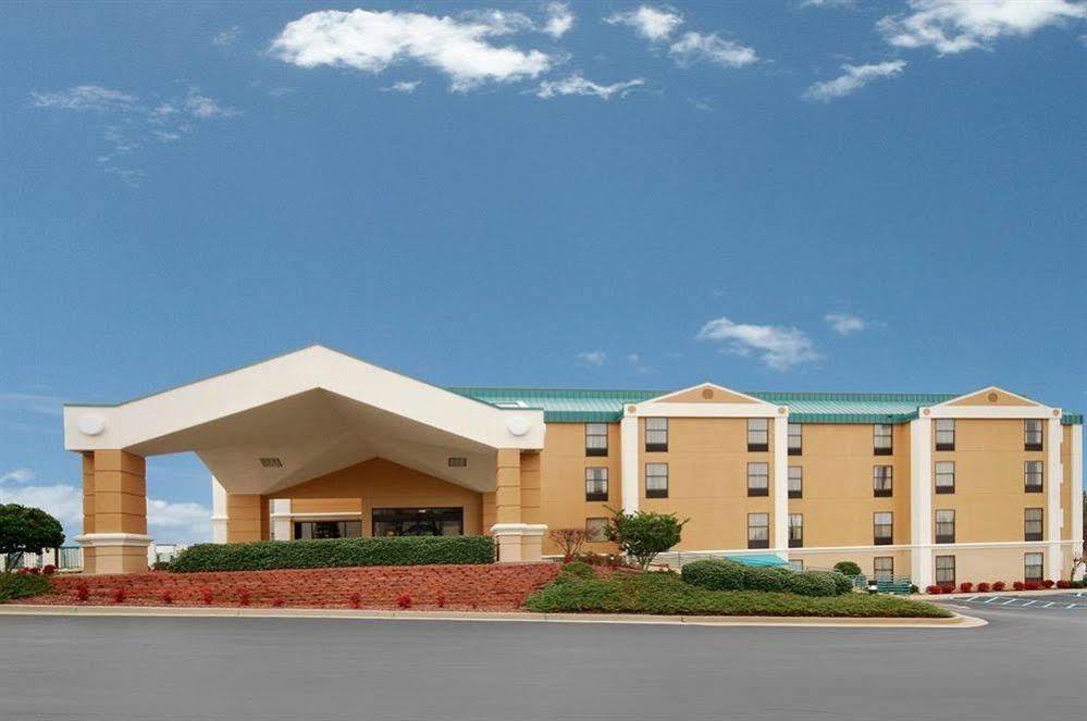 Red Roof Inn & Suites Ньюнен Экстерьер фото